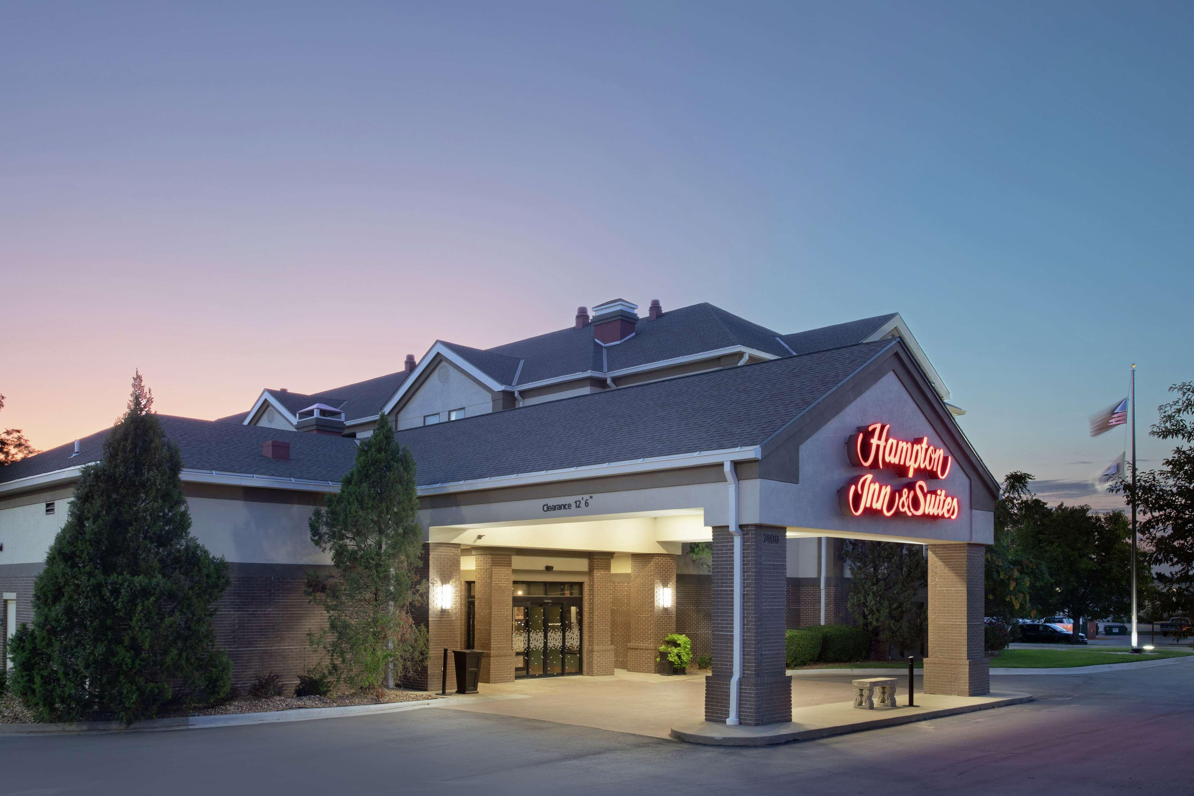 Hampton Inn & Suites Kansas City-Merriam Exterior photo